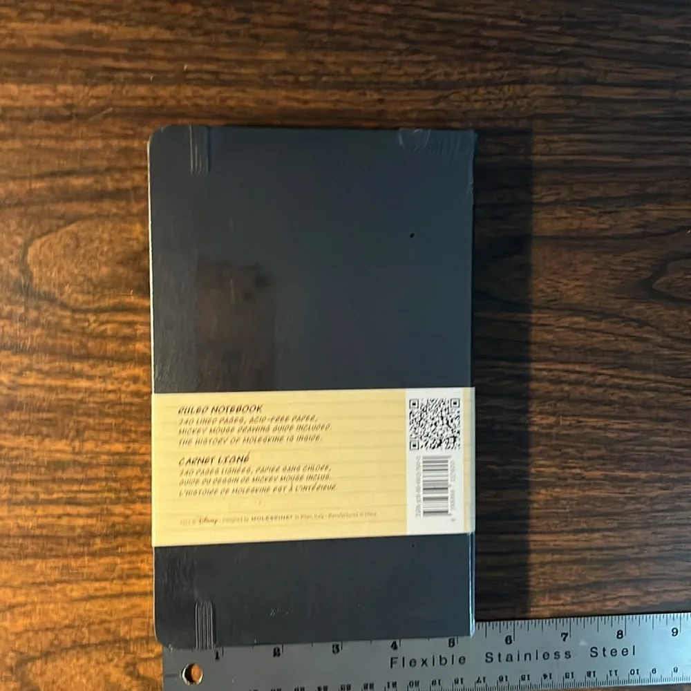 Mickey Mouse Moleskine Ruled Notebook with Mickey Mouse Drawing Guide included - Picture 4 of 5